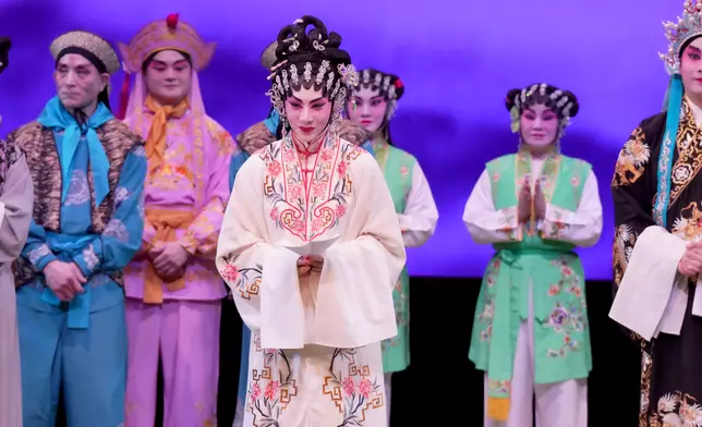 梁非同首度以班主身份謝幕，她提到要多謝親如媽媽的施姐時，也不禁哽咽感激支持之情。