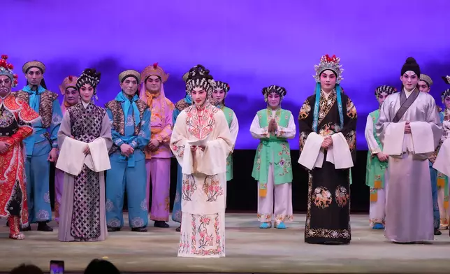 梁非同首度以班主身份謝幕，她提到要多謝親如媽媽的施姐時，也不禁哽咽感激支持之情。