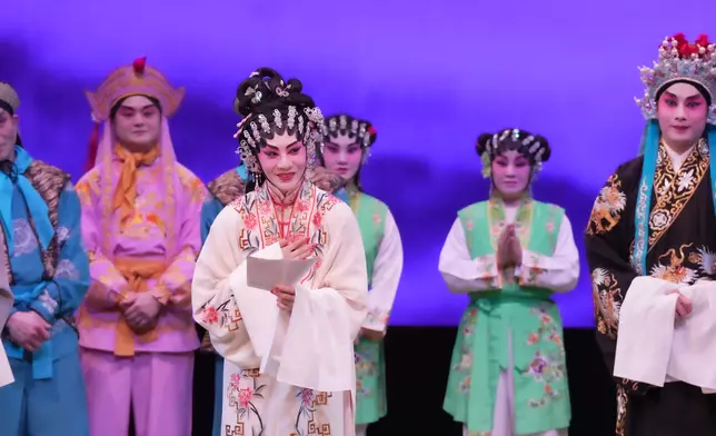 梁非同首度以班主身份謝幕，她提到要多謝親如媽媽的施姐時，也不禁哽咽感激支持之情。