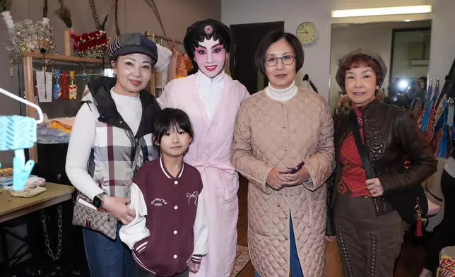 左起：尹飛燕、汪明荃與吳美英三大粵劇界前輩都來捧梁非同場，大家都寵愛這位勤力好學的後輩。