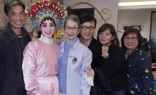 陳寶珠與兒子楊天經及媳婦與好友們一起到後台為非同打氣。