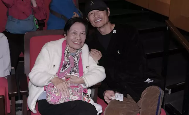 黃德斌見到余慕蓮親切問候。