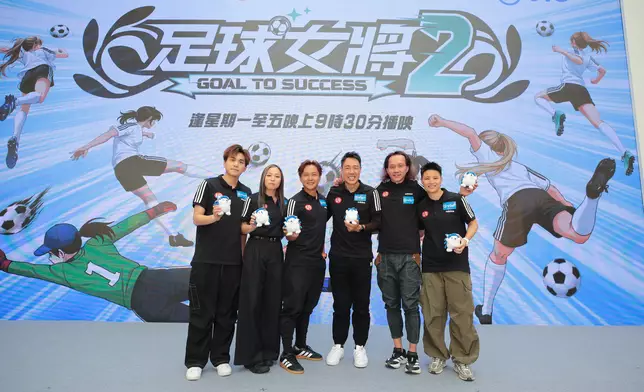 （左起）助教蘇家豪和鍾貝琪、主教練盧均宜、技術總監郭嘉諾、領隊馬啟仁和守門員教練梁蔚雅