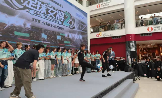 主教練盧均宜和助教鍾貝琪即場加入挑戰「的波challenge」。