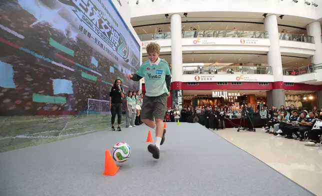 螢花成員分組和Fans玩小遊戲。