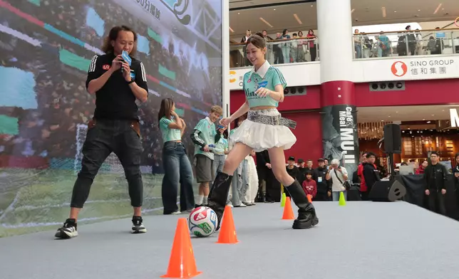 螢花成員分組和Fans玩小遊戲。