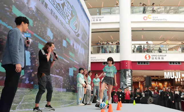 螢花成員分組和Fans玩小遊戲。