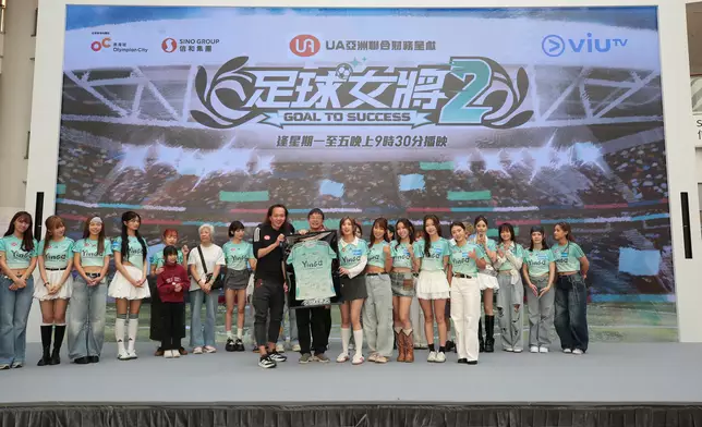 螢花成員和領隊馬啟仁送贈全員簽名的球衣予Fans留念。