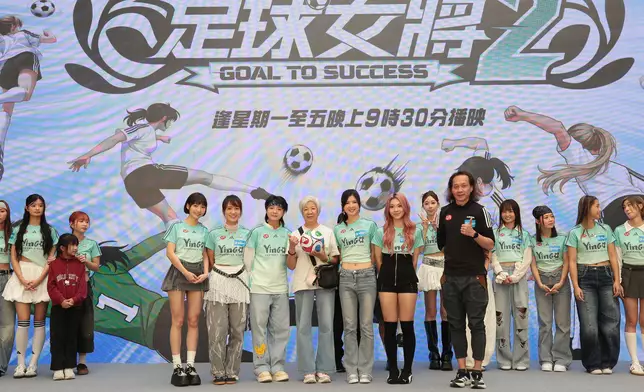 螢花成員和領隊馬啟仁送贈全員簽名的球衣予Fans留念。