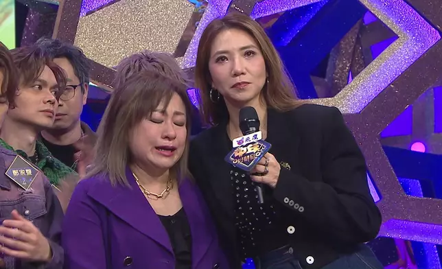 銀老師難過痛哭。