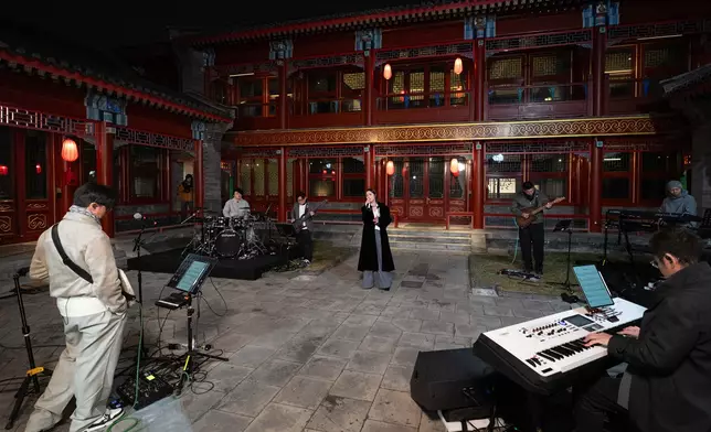 在一座古樸的四合院內舉行了一場網上直播音樂會。