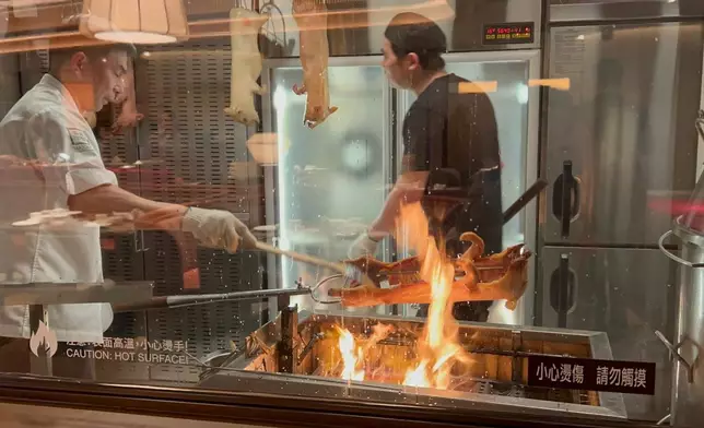 新店是全港首間可近距離觀賞即燒明爐脆皮乳豬的美心中菜餐廳。巴士的報記者攝