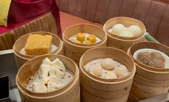 新店保留傳統手推點心車，讓顧客即席挑選點心。巴士的報記者攝