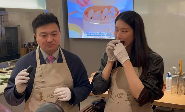 立法會議員江旻憓、梁進體驗製作芝麻卷。巴士的報記者攝
