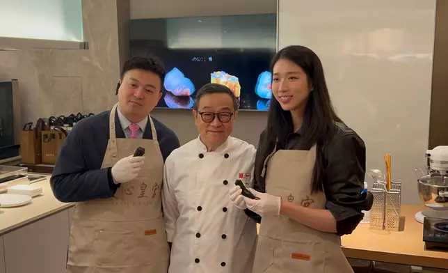 立法會議員江旻憓、梁進體驗製作芝麻卷。巴士的報記者攝