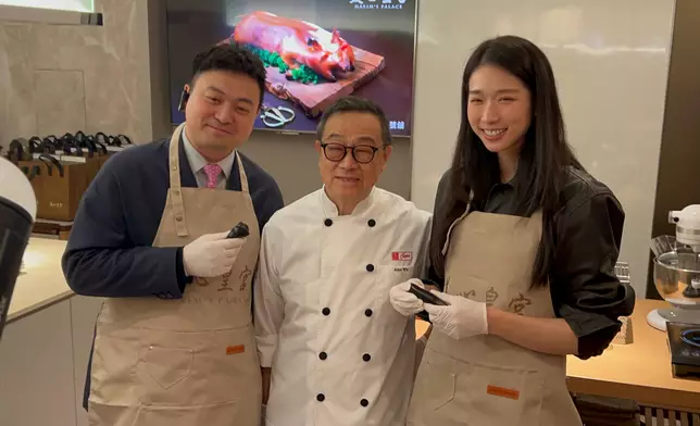 立法會議員江旻憓、梁進體驗製作芝麻卷。巴士的報記者攝