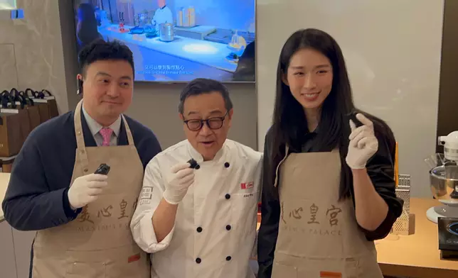 立法會議員江旻憓、梁進體驗製作芝麻卷。巴士的報記者攝