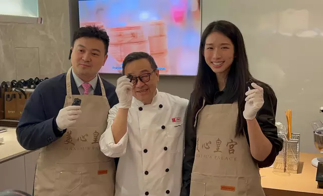 立法會議員江旻憓、梁進體驗製作芝麻卷。巴士的報記者攝