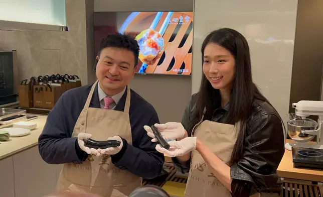 立法會議員江旻憓、梁進體驗製作芝麻卷。巴士的報記者攝