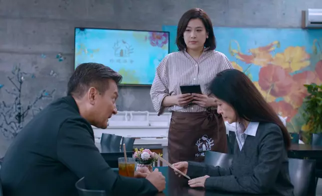 黃子雄與潘芳芳吹水時，葉凱茵竟然偷笑。