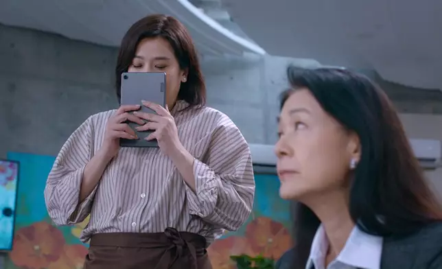 黃子雄與潘芳芳吹水時，葉凱茵竟然偷笑。