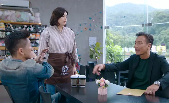 黃子雄不時微笑望實葉凱茵，但女方則黑口黑面兼擰轉背，兩人關係撲朔迷離。