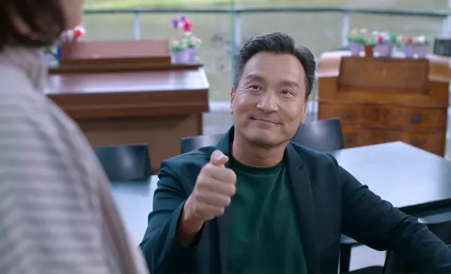 黃子雄不時微笑望實葉凱茵，但女方則黑口黑面兼擰轉背，兩人關係撲朔迷離。