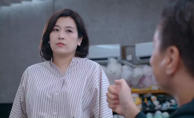 黃子雄不時微笑望實葉凱茵，但女方則黑口黑面兼擰轉背，兩人關係撲朔迷離。