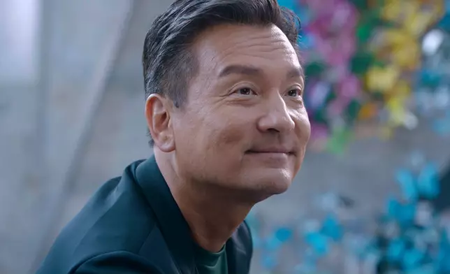 黃子雄不時微笑望實葉凱茵，但女方則黑口黑面兼擰轉背，兩人關係撲朔迷離。