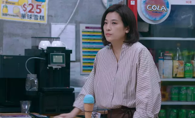 黃子雄不時微笑望實葉凱茵，但女方則黑口黑面兼擰轉背，兩人關係撲朔迷離。