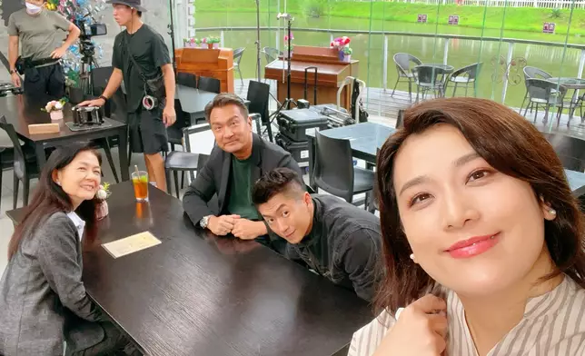 葉凱茵於社交平台分享與黃子雄等拍檔的照片。