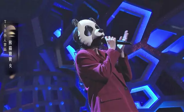 葉凱茵戴上熊貓面具參加《中年好聲音4》。