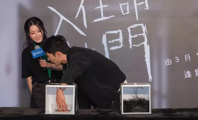 MCM玩恐懼箱遊戲嚇到手震。