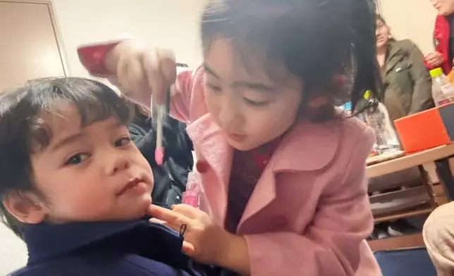 大女劉蓓蓓（貝貝）和細仔劉天天（添添）