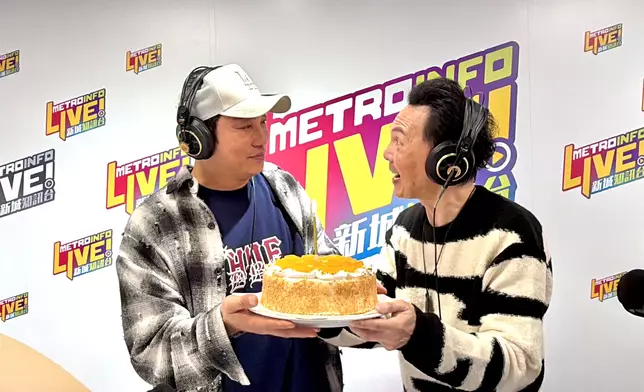 歐陽德勛送上生日蛋糕預祝譚耀文生日。