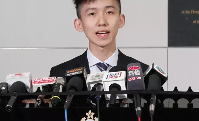 海關財富調查科財富調查第三組調查主任吳秉謙向傳媒講述行動詳情。香港海關FB