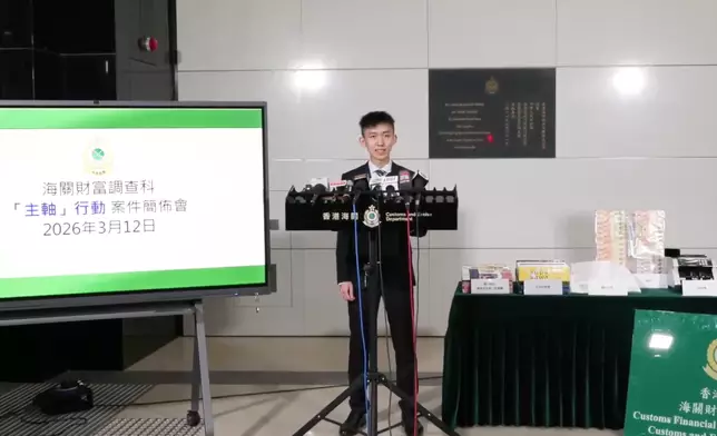 海關財富調查科財富調查第三組調查主任吳秉謙向傳媒講述行動詳情。香港海關FB
