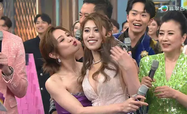 Tracy在《萬千星輝賀台慶2024》的大抽獎環節上，獲抽中港幣43萬元，領獎時被麥美恩一擁入懷成為名場面。