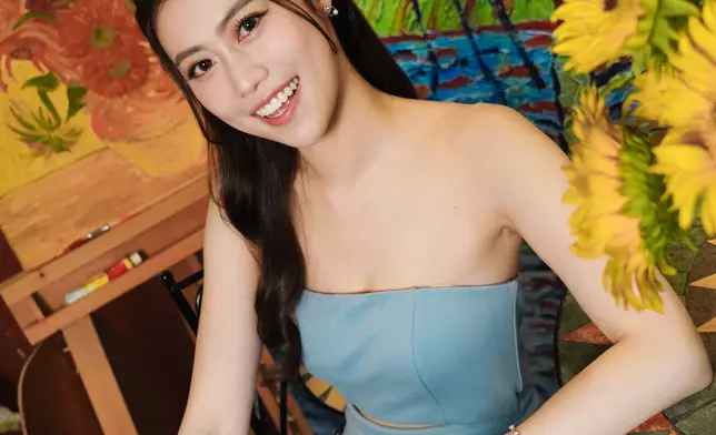 入行後Tracy認清自己以往「大使」的性格，決定將獎金全部存入銀行儲蓄，當成未來幾年闖蕩的後盾。