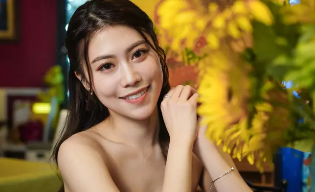 雖然最初媽媽曾經勸她「不如返加拿大穩定啲」，甚至在她港姐落選時考慮要她回去工作，但隨著時間過去，媽媽看到她沒有在家空等，反而積極工作、上課和拍片，態度也漸漸軟化。