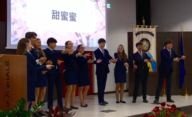 2A班和3B班學生合唱《甜蜜蜜》，傳遞經典旋律中的溫暖情感。羅馬大學孔子學院圖片