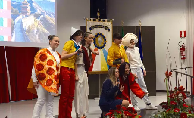 1A班學生帶來短劇《我們眼中的意大利和中國》。羅馬大學孔子學院圖片