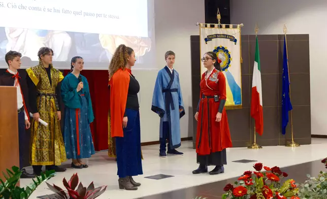 2A班和3A班學生共同演繹短劇《花木蘭與布拉達曼特》，讓東西方兩位女英雄跨時空相遇，講述勇氣與信念的故事。羅馬大學孔子學院圖片