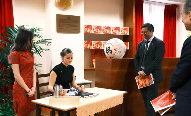 教學樓內精心佈置的茶藝展台，羅馬大學孔子學院圖片