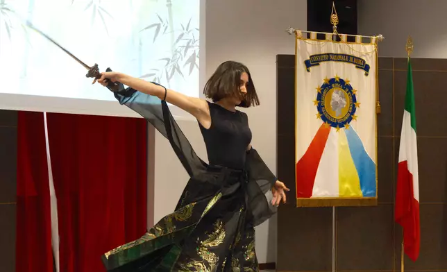 4A班學生表演《劍舞》，融合了傳統舞蹈的柔美與劍舞的力量。羅馬大學孔子學院圖片