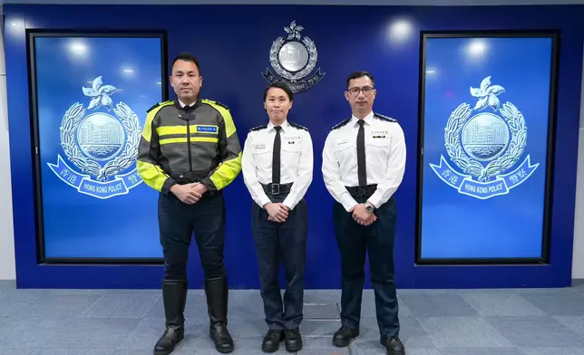 警方新界南總區行動部高級督察楊慧嫻（中）、新界南交通部高級督察張浩煒（左）及青衣分區行動支援小隊高級督察陳家銘（右）現會見傳媒講解有關情況。