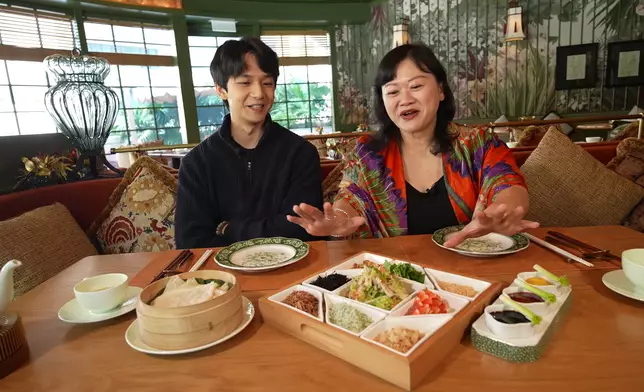 Arthur自言家中食的潤餅為平民版，有別於眼前的豪華版。