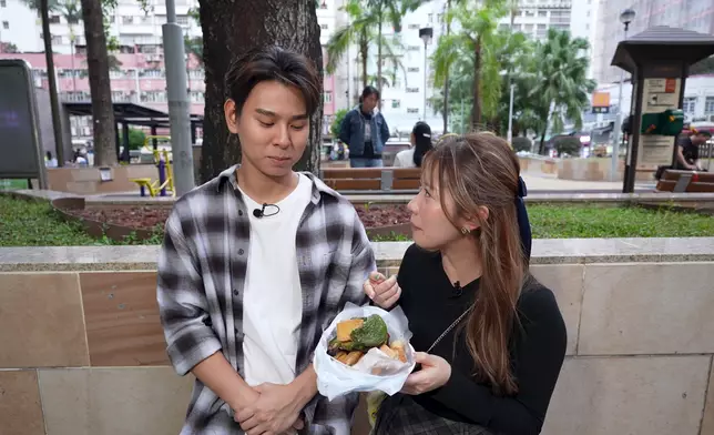 葵涌一蚊件煎釀三寶吸引不少街坊幫襯。