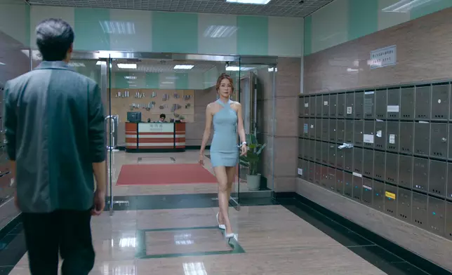 Kelly竟然可以將一套咁難著嘅衫，Carry得咁完美，掂！