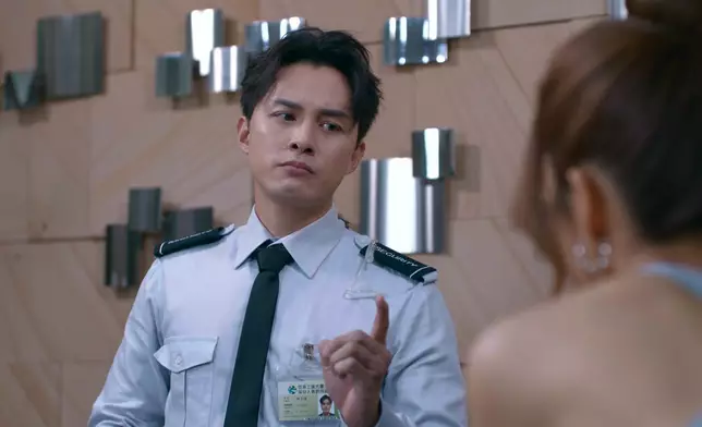 呢位保安扮完Man再忍唔住露出嗒糖樣。